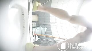 厕拍大神女厕所全景偷拍两位熟女同事肥美的小黑鲍鱼.17