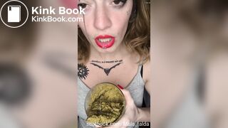 CHICA CON TATUAJES CAGANDO