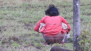 desi girl open shitting in field