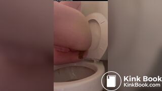 Raunchy diarrhea as she wipes her ass and pussy