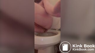 Raunchy diarrhea as she wipes her ass and pussy