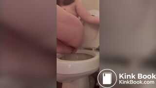 Raunchy diarrhea as she wipes her ass and pussy