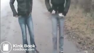 Dupla para na estrada pra fazer cocô