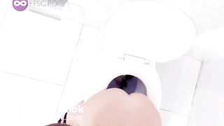 девушка какает на унитазе7