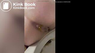 girl pissing and pooping in the Toilette - video 24