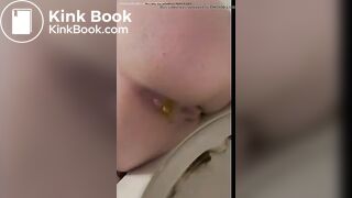 girl pissing and pooping in the Toilette - video 24