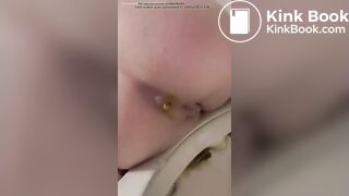 girl pissing and pooping in the Toilette - video 24