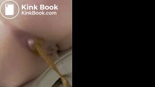 girl pissing and pooping in the Toilette - video 24