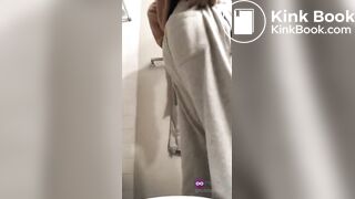 девушка какает на унитазе3