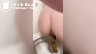 девушка какает на унитазе8