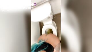 девушка какает на унитазе5