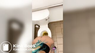девушка какает на унитазе5