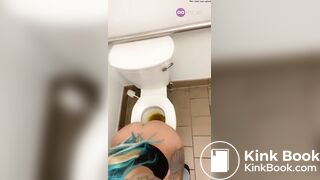 девушка какает на унитазе5