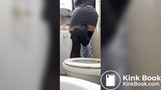 девушка какает на унитазе - video 8