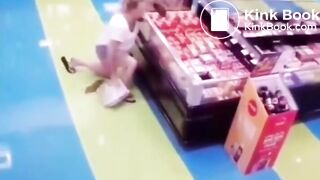 Woman shit diarrhea in the supermarket