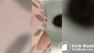 Girl pooping on toilet - video 414