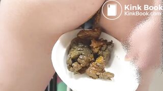 Japanese twitter girl shits in a bowl