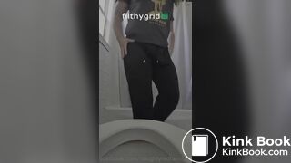 Fat ass pawg takes a dump