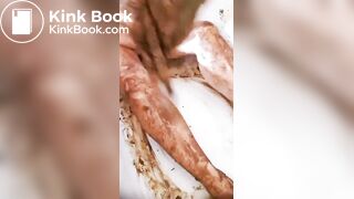girl messy scat play 3/3