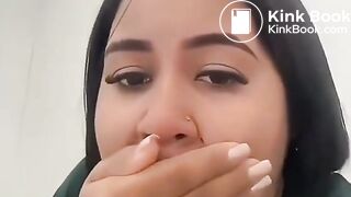Brazilian woman urgently diarrhea on work toilet