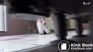 girl pissing and poping in the Toilette