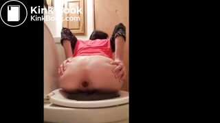 Girl pooping - video 845