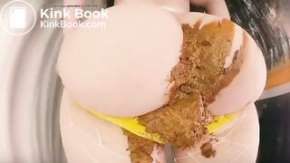 Retarded whore smears her shit on her ass.