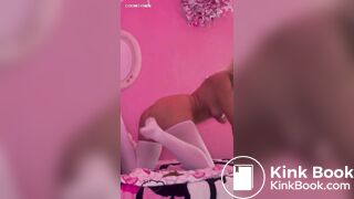 petite cutie poops