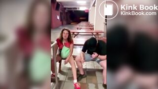Russa cagando no chão