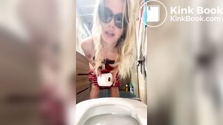 bionda fa la cacca in bagno