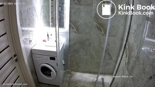 GIRL DESPERATE PEE AND PLOPS