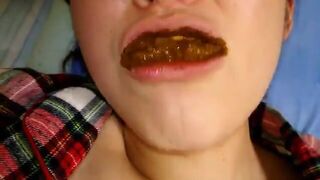 Esposa masticando su caviar