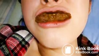 Esposa masticando su caviar