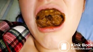 Esposa masticando su caviar