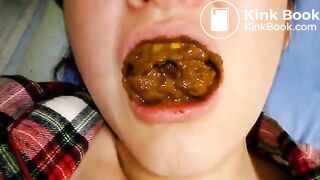 Esposa masticando su caviar