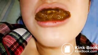 Esposa masticando su caviar