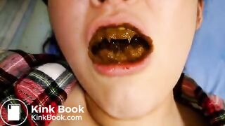 Esposa masticando su caviar