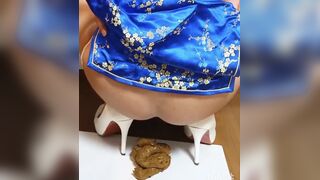 Japanese twitter Girl Chinese dress Pooping