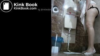 MILF EXPLOSIVE DIARRHEA IN PUBLIC TOILET