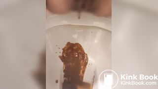 女性がトイレで下痢を放出する