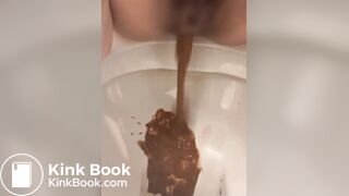 女性がトイレで下痢を放出する