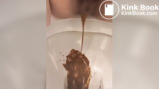 女性がトイレで下痢を放出する