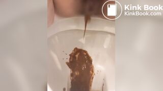 女性がトイレで下痢を放出する