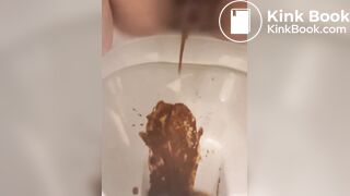女性がトイレで下痢を放出する
