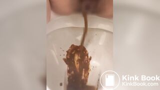 女性がトイレで下痢を放出する