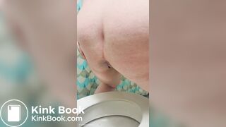 Saggy Fat Whore takes a shit