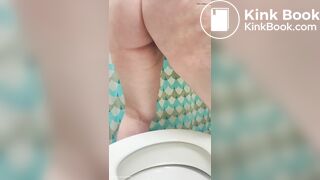 Saggy Fat Whore takes a shit