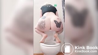 Girl poop - video 226