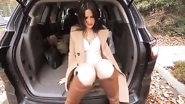 Ann Piss and Fuck in Car