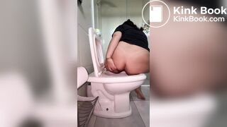 Brasileira cagando na privada muita merda